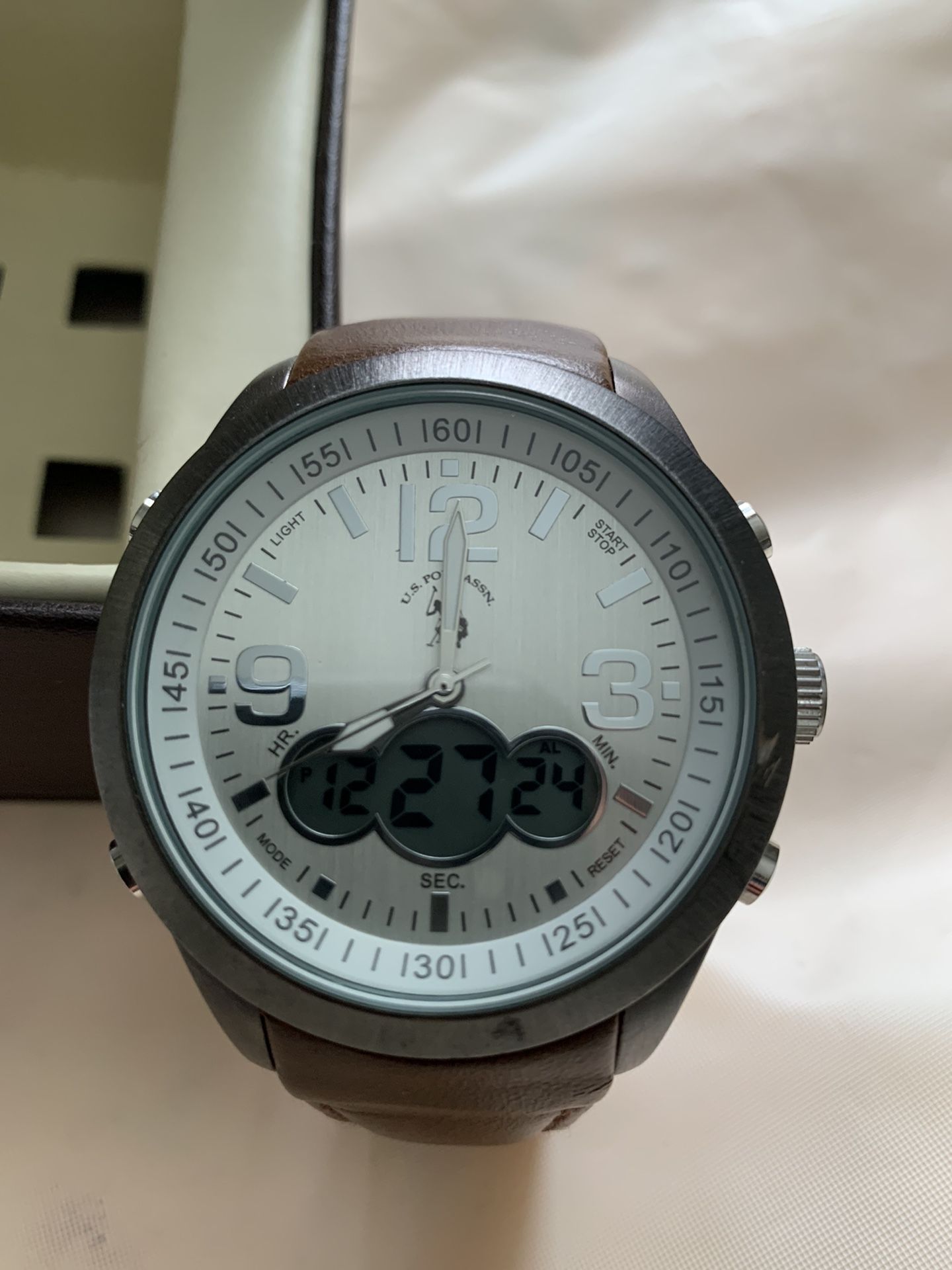 the wristwatch works well in good condition new batteries