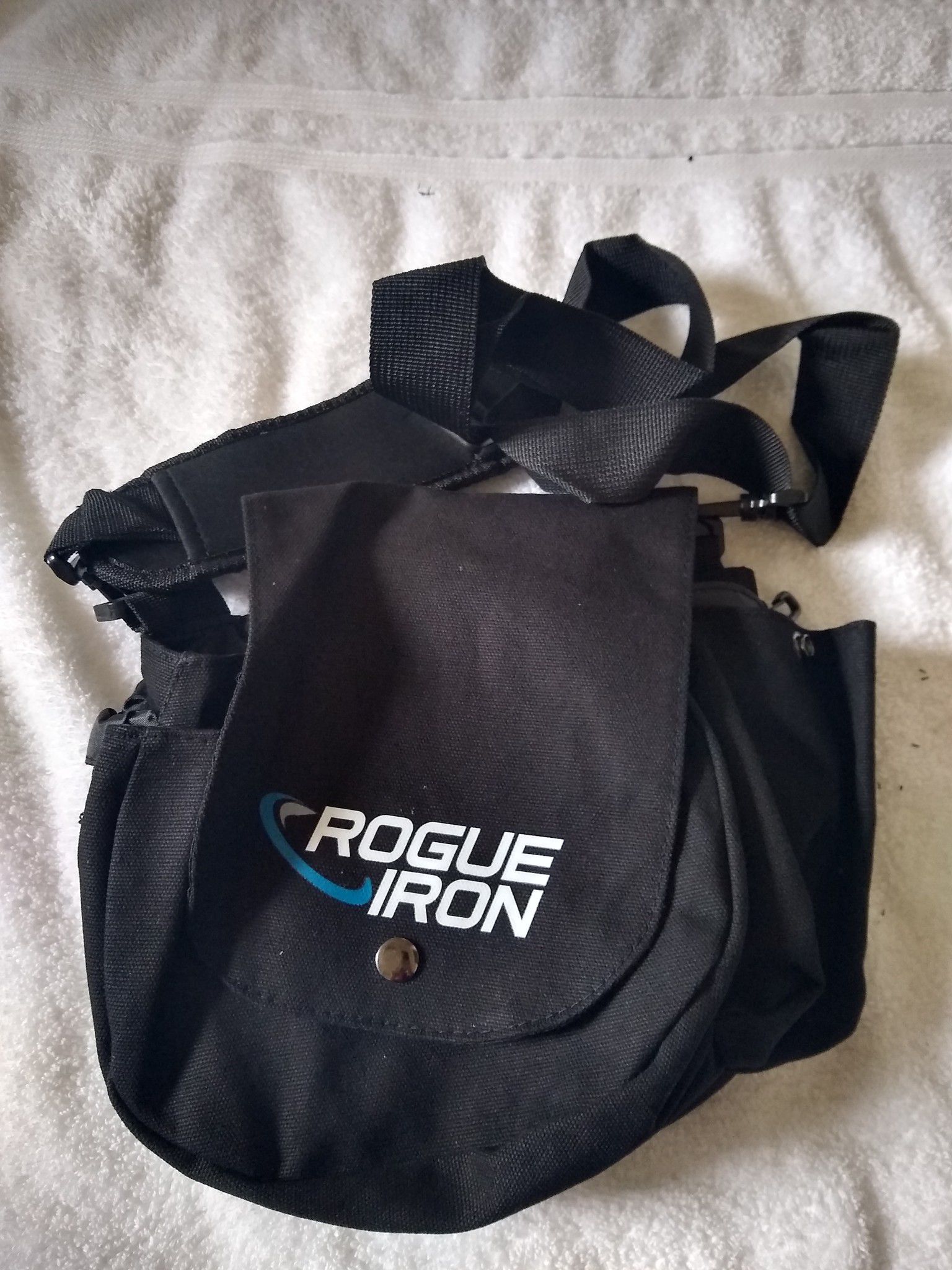 Rogue Iron Disc Golf Bag- Sling Tote Bag for Frisbee Golf - Holds 1-9 Discs, Water Bottle, and Accessories
