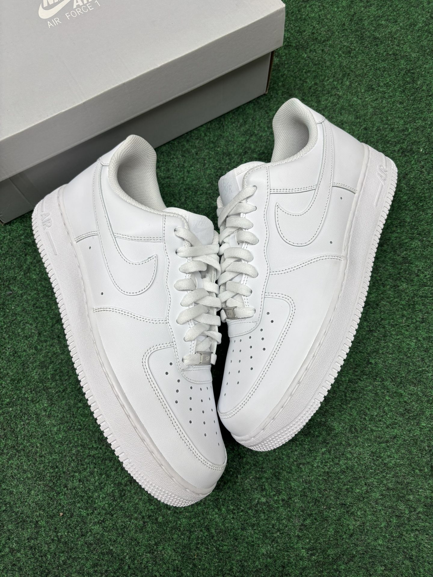 NIKE AIR FORCE LOW TRIPLE WHITE SIZE 11.5