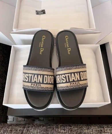 Mid-heel slippers