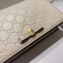 Gucci Beige Embossed Leather Clutch With Gold Bow 