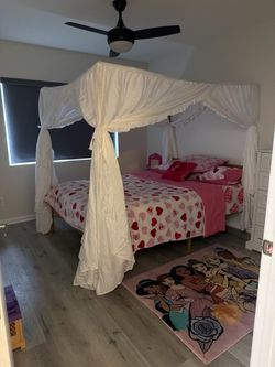 Freee Canopy Gold Bed W / curtains
