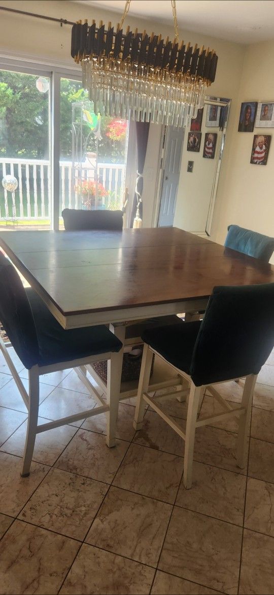 Hightop Table And Chairs