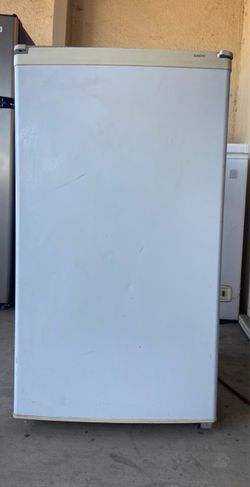 Sanyo - 4.4 Cu. Ft. Compact Refrigerator