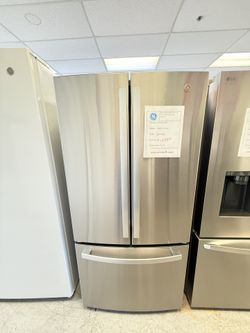 GE 33 In Wide Refrigerator/water Inside And Bottom Ice Maker