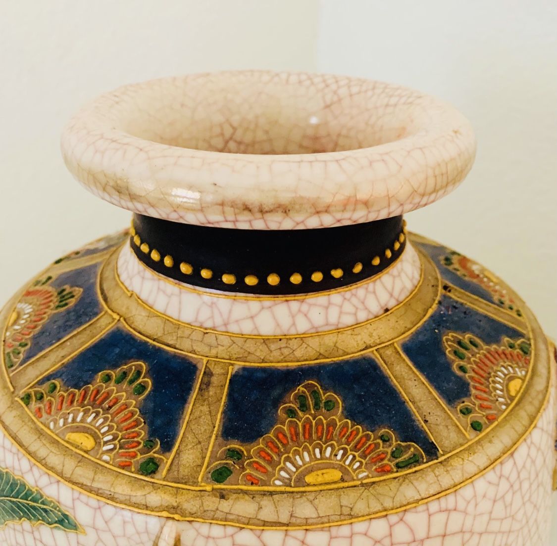 JAPANESE SATSUMA HAND PAINTED VASE WITH RAISED SAMURAIS AND GEISHAS