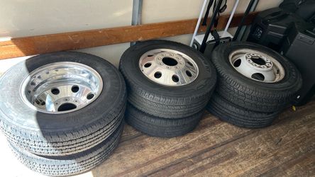 Dually wheels with tires