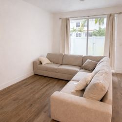 SOFÁ SECCIONAL CITY FURNITURE (9.9/10)