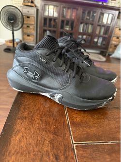 Size 10 men’s under armour basketball shoes