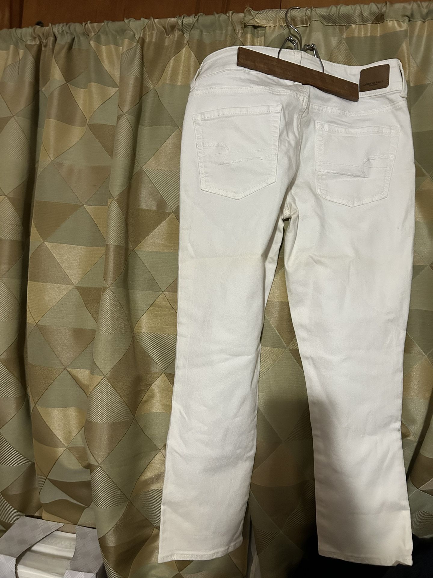 Women’s American Eagle White Jeans Size 8 for Sale in San Antonio, TX