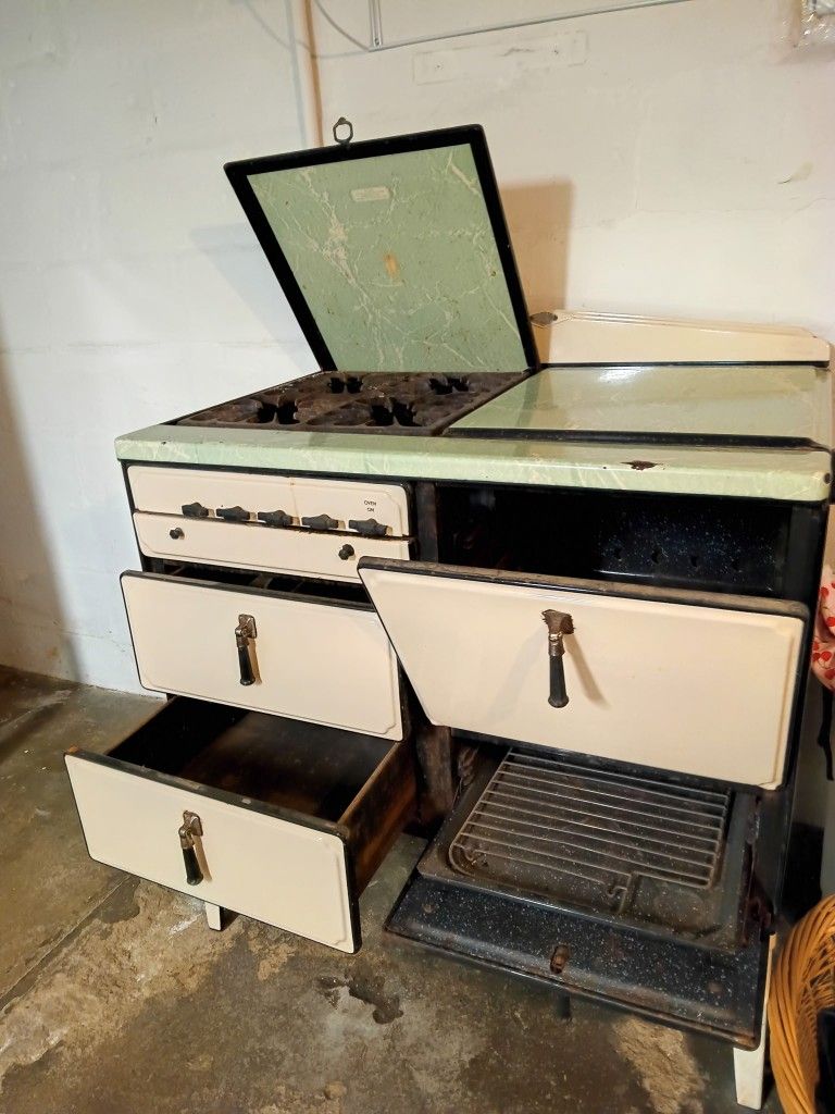 1940's Gas Stove. Make An Offer No Low Ballers Please.