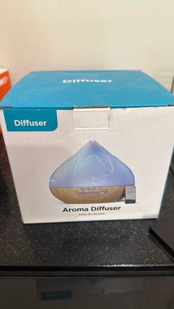Aroma Diffuser, like new, with 8 essential oils & remote