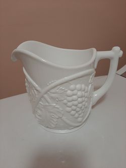 Milkglass pitcher With Handle