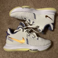 Nike Men’s Size 8.5 Basketball Shoes LeBron 