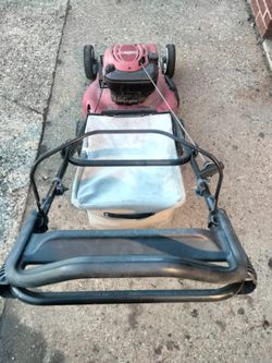 Toro Self-propelled Lawn mower bagger. Runs and cuts..