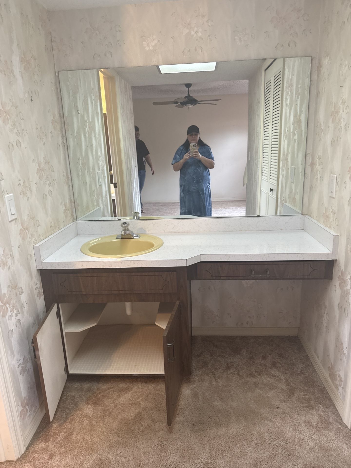 🚿 Bathroom Vanity Set – Cabinet + Sink + Faucet + Large Mirror – $100
