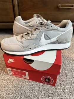 Nike Runners (Mens Size 9)