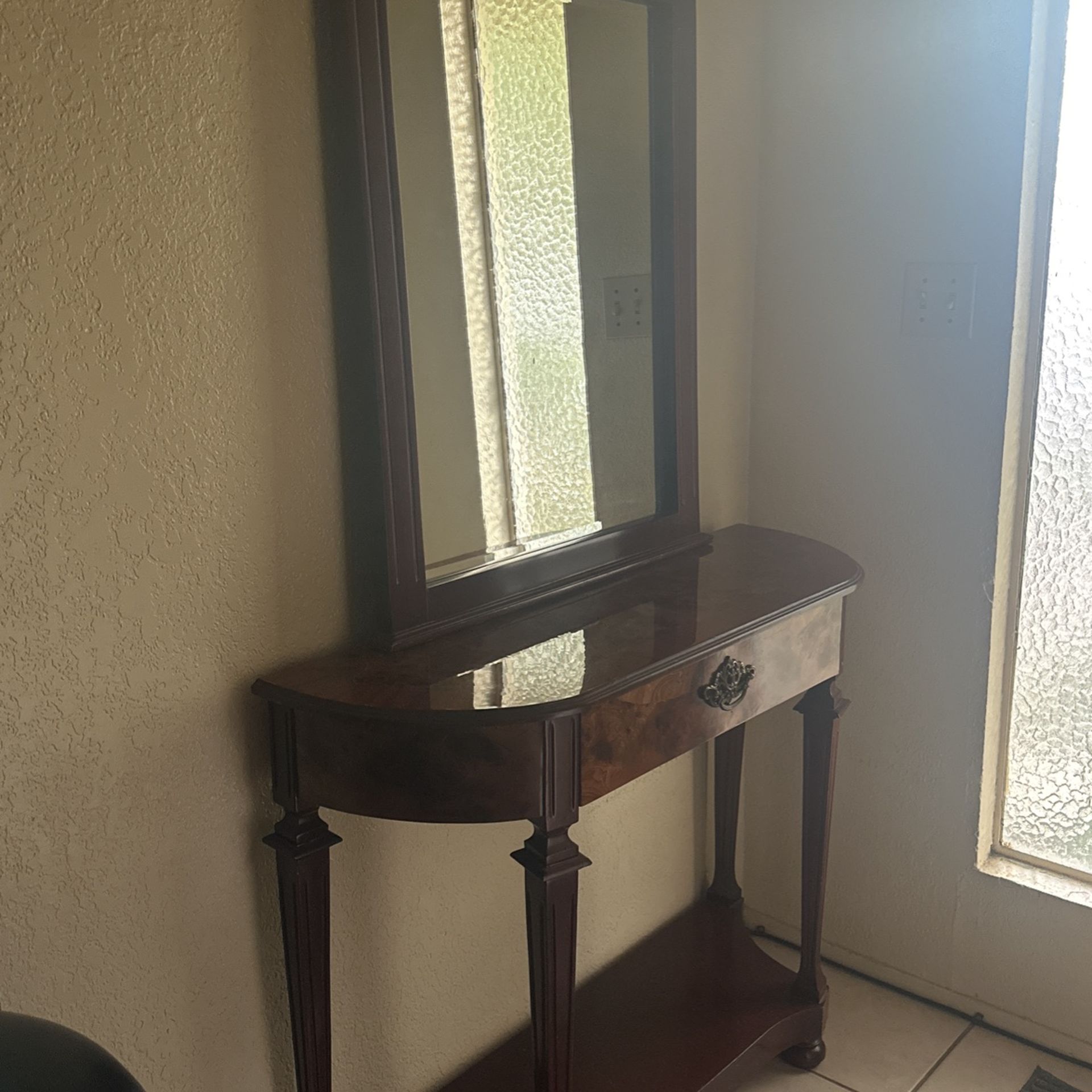 Consolé Table And Mirror Set