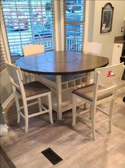 Brand New! 5pc Counter height table set
Hablamos Español Y Financiamos 🙋
Take it home with $49down