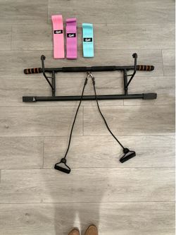 Doorway pull up bar