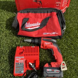 Milwaukee M18 FUEL 18V Lithium-Ion Brushless Cordless Drywall Screw Gun Kit with  5.0Ah Batteries, Charger and Tool Bag 