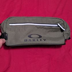 Oakley Men's Utility Toiletry Kit Bag Army Green