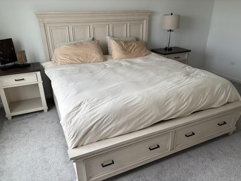 Darvin Furniture - Wood King Size Bedroom Set