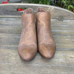 Women’s mid-heel shoes, size 6.5