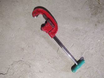 Pipe Cutter- Heavy Duty- up to 2 3/4" Diameter Pipes