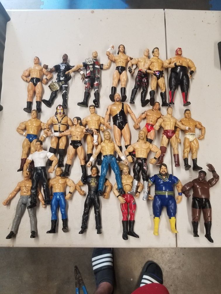 24 Used WWE toys