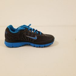 NIKE WOMEN'S 7.5 ATHLETIC SHOE