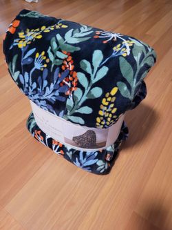 Brand New Bonne & Jardin Plush Throw Blanket