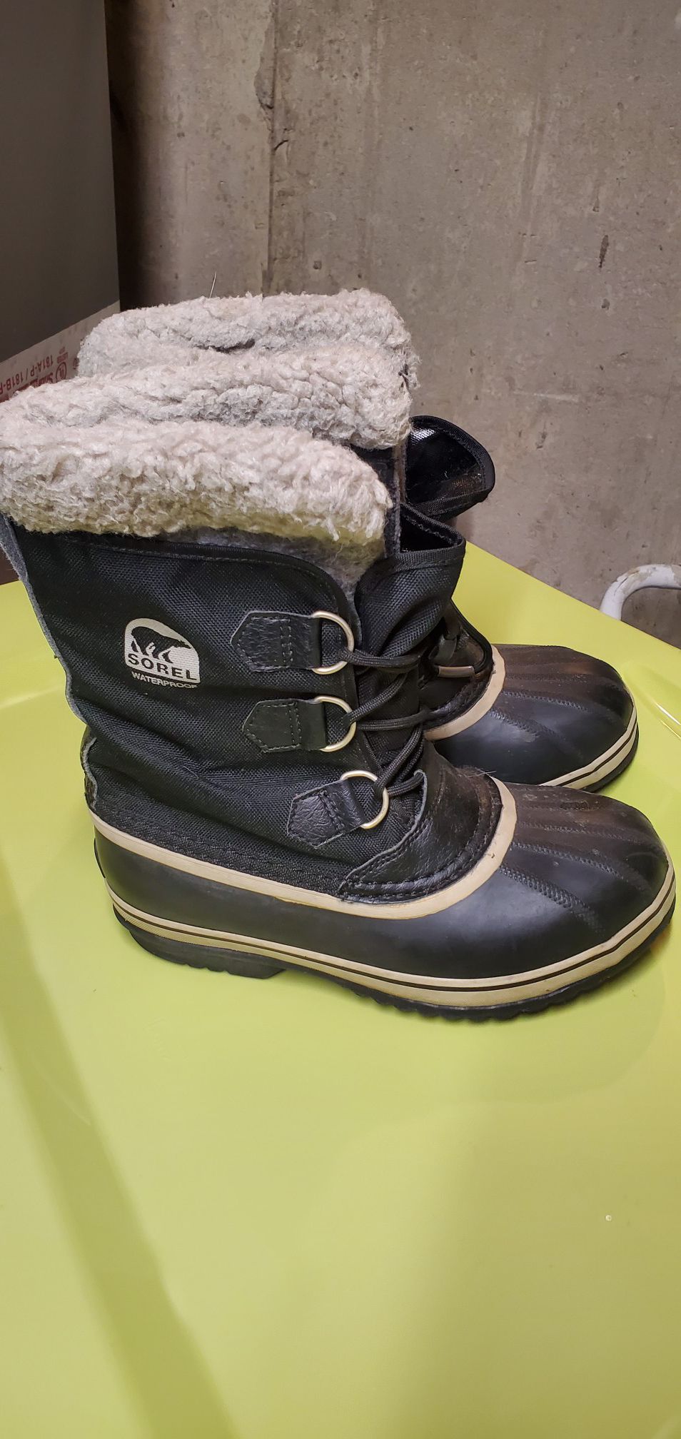 Kids Sorel snow boots size 5