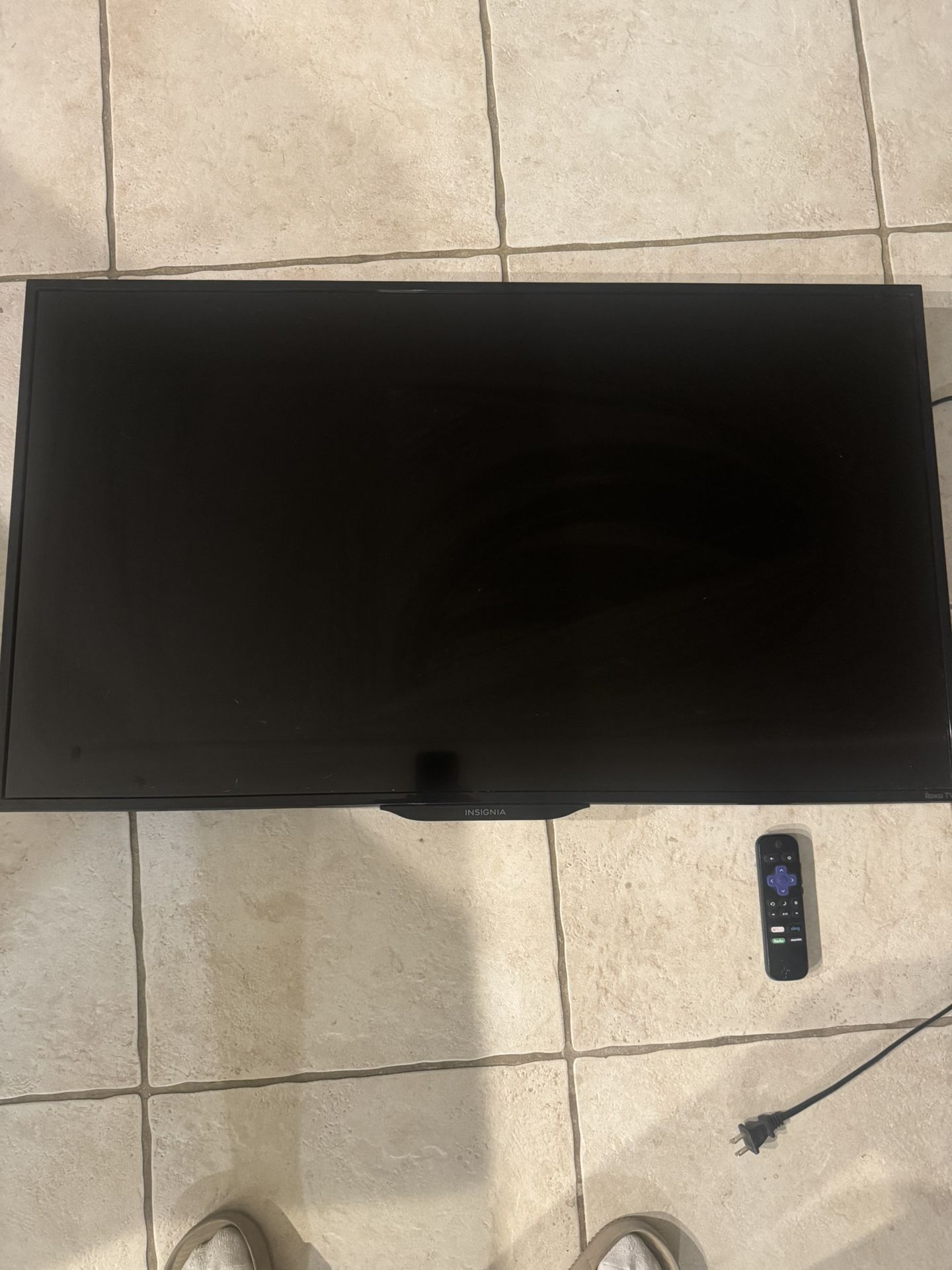 40 Inch Insignia Roku TV W/ Remote
