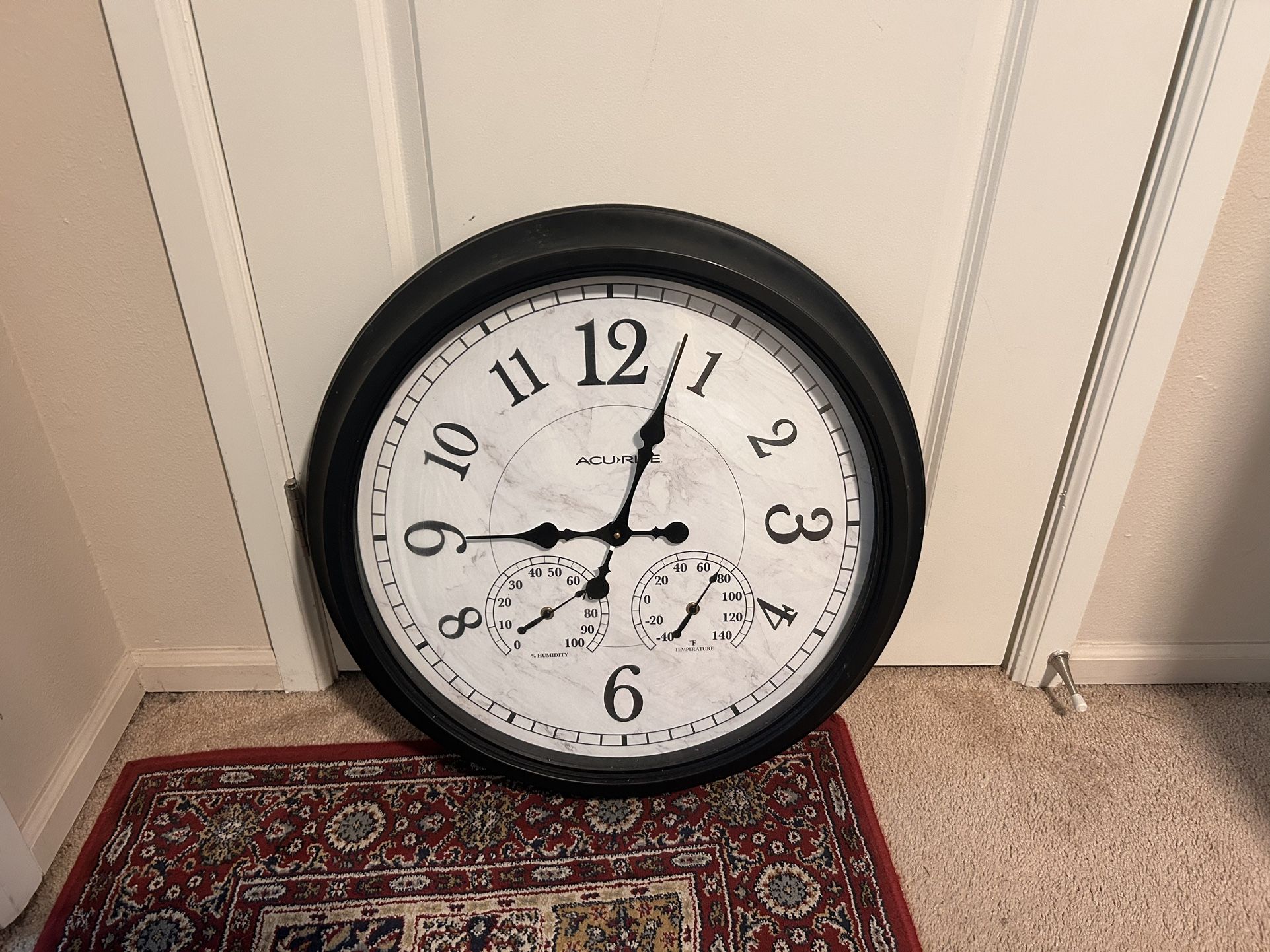 Large wall clock 25”, Like New