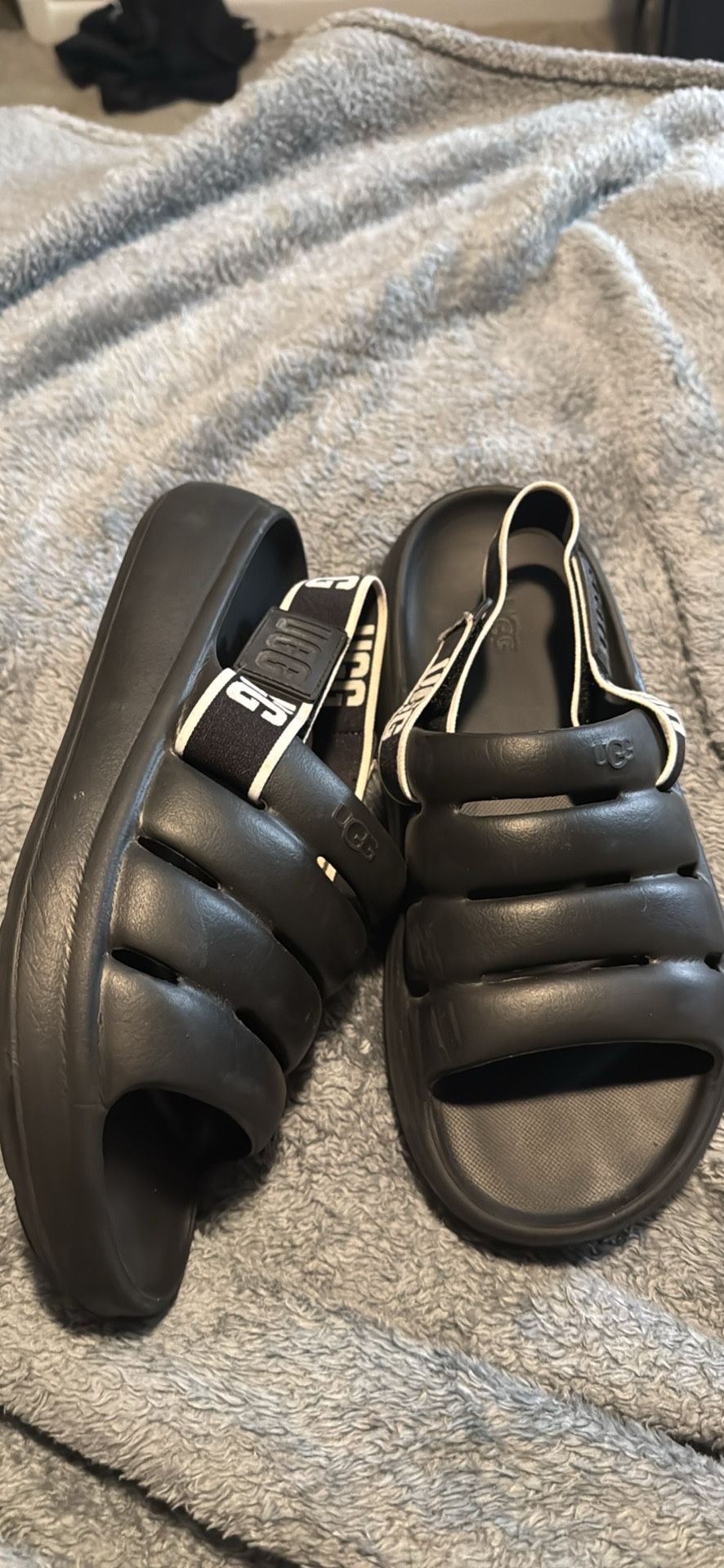 UGG SANDALS