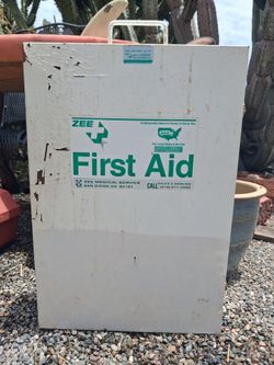 ⛑️ Vintage Industrial Metal First Aid Cabinet – ZEE Medical / OSHA Wall Cabinet