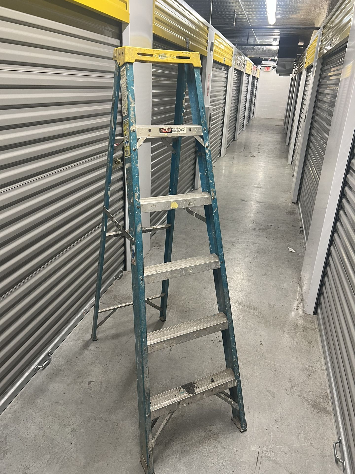 WERNER 6 ft. LADDER / 250 lbs. USED