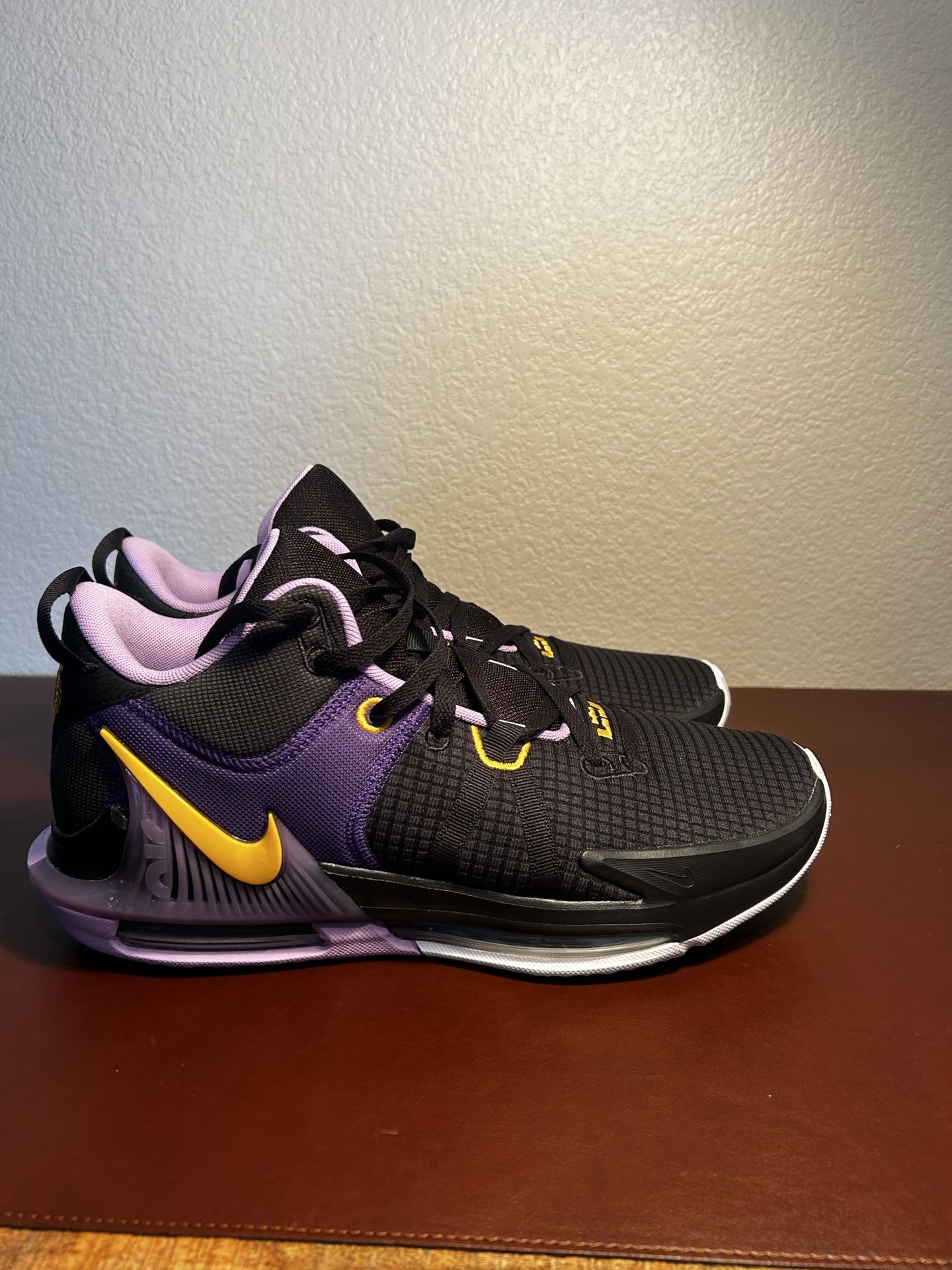 Men's LeBron Witness 7 Basketball Sneakers . Size 12