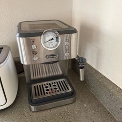 DeLonghi Classic Espresso Machine Silver