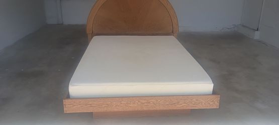 Oak headboard Tempur-Pedic mattress
