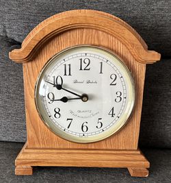 Daniel Dakota Quartz Mantle Clock Wood Westminster Chimes Battery Operated Works Perfectly Very Good Used Condition