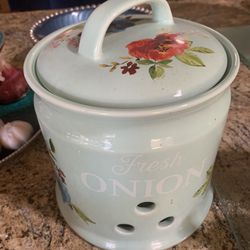 Onion Porcelain Painted Pot With Lid And Holes