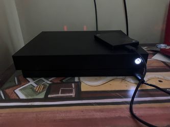 Xbox one x 1TD comes with 2 controls with rechargeable battery