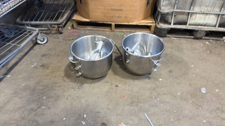 Stainless steel mixing bowl with whip