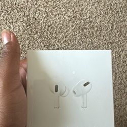  Apple AirPods Pro with MagSafe Wireless Charging Case