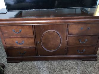 Dresser With Removable Mirror