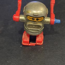 1979 tomy ROBOT WIND UP toy aprox 2" tall