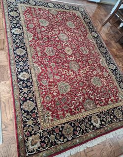 Beautiful 6 X 9 Hand Knotted Indo Agra Wool Area Rug. Excellent condition. 