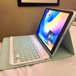 9th Gen iPad & keyboard With Case green 